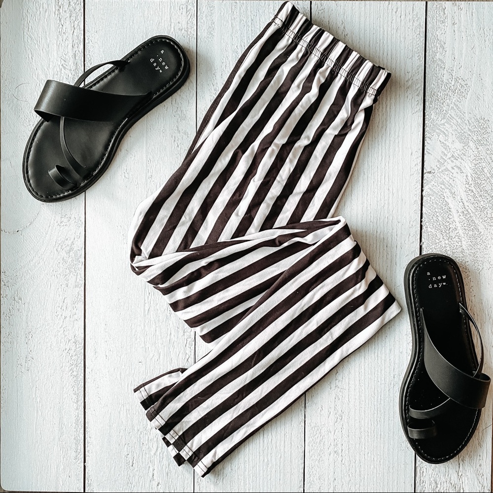 Black/ white stripe high waisted jeggings.